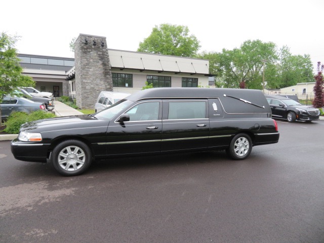 Used 2011 Lincoln Town Car Executive with VIN 2L1FL8JW0BX765651 for sale in Pottstown, PA